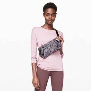 NWT lululemon athletica On the Beat Belt Bag TPWB (Tribal Pace White Black) 4.5L